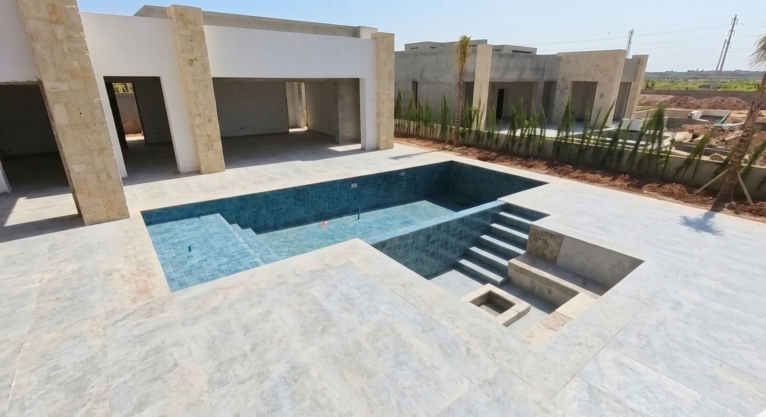 Piscine à sec — carrelage turquoise posé avant remplissage — Sink Morocco