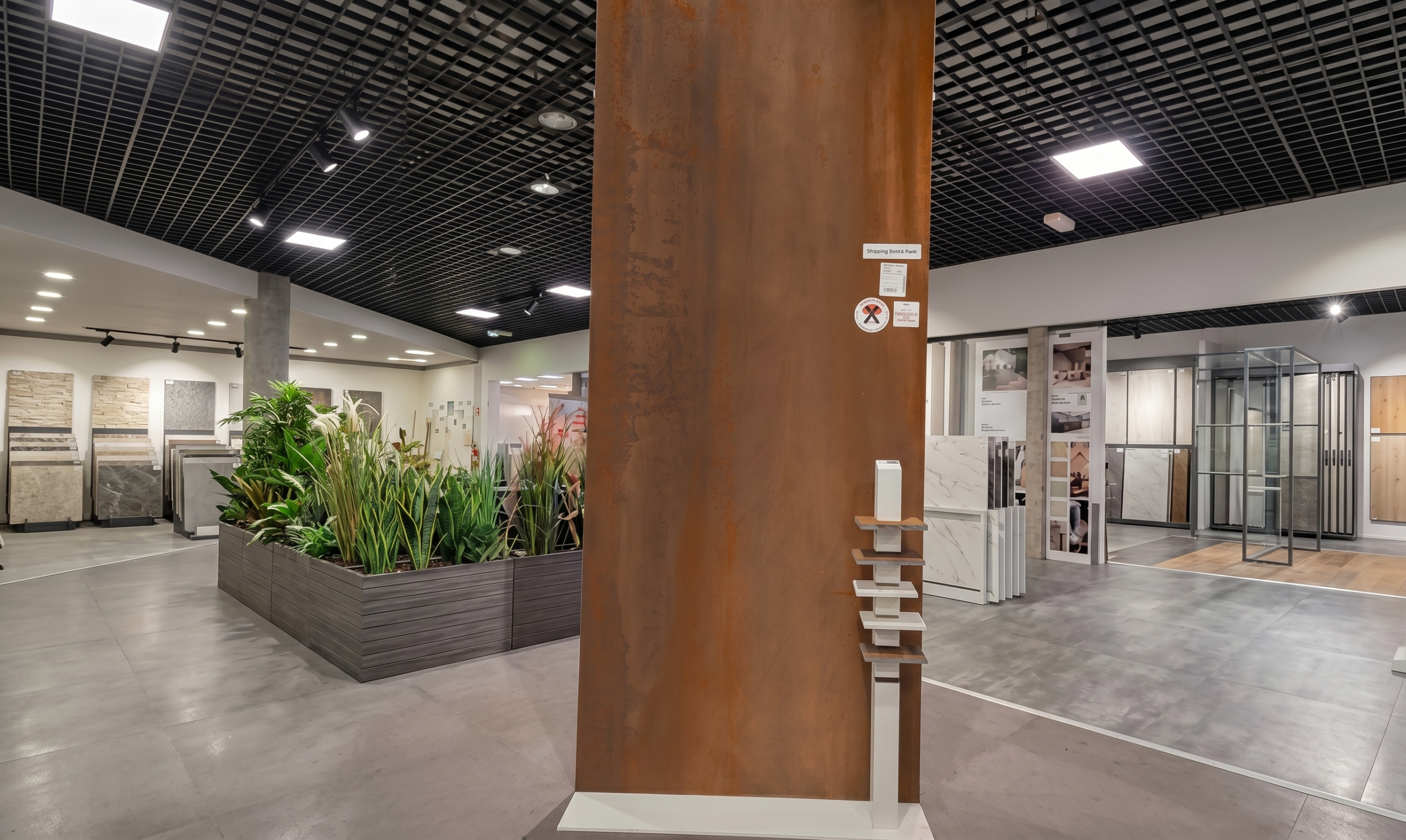 Mur salon grande dalle fer rouillé derrière TV — Villa Atlas Village